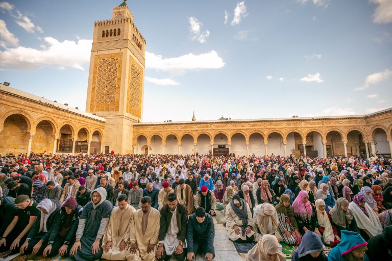 TUNÍSIA: Muçulmanos se reúnem para realizar a oração Eid al-Fitr na Mesquita Al-Zaytuna em Túnis.
