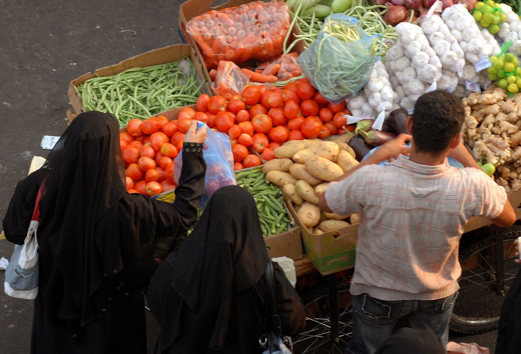 سيدات يشترون الطماطم في إحدى أسواق مدينة جدة