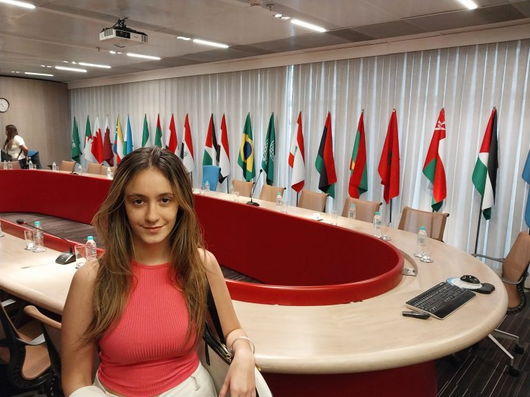 jovem em frente a bandeiras