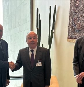 Os ministros Vieira (ao centro) e Attaf (à esq.) se cumprimentam em encontro na ONU