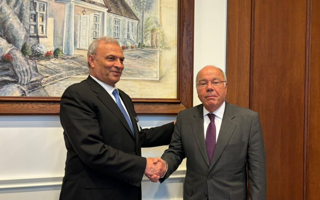 Vieira (à dir.) com o representante palestino Ziad Abu Amro: Brasil apoia entrada do país como membro pleno da ONU