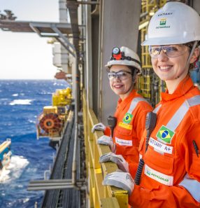 Empregado em atividade na P66. Participaram desta sessão de fotos na P66 os empregados Tamar Xavier Souza, Driele Cendon Trindade, Sirley Jorge Martins Dantas e Katiana Pereira Sampaio.