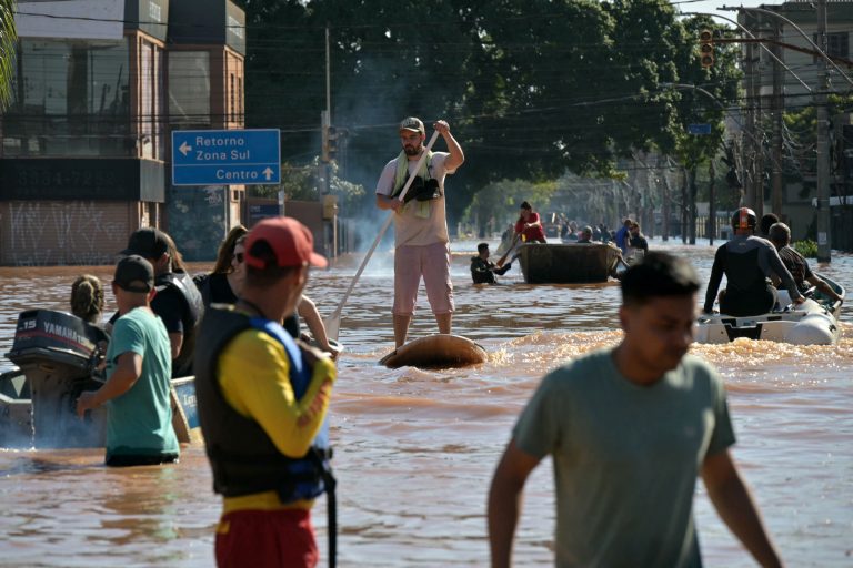 Homem utiliza equipamento empregado no mar para se deslocar entre ruas alagadas de Porto Alegre, no Rio Grande do Sul, Brasil