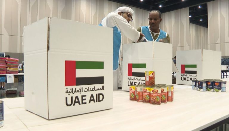 Doações sendo embaladas na Expo City para envio ao Brasil