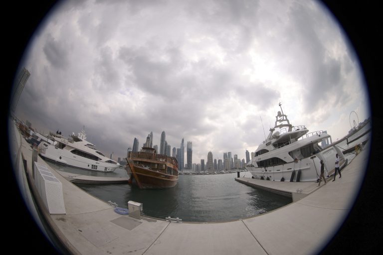 Barcos atracados na marina de Dubai, nos Emirados Árabes Unidos.