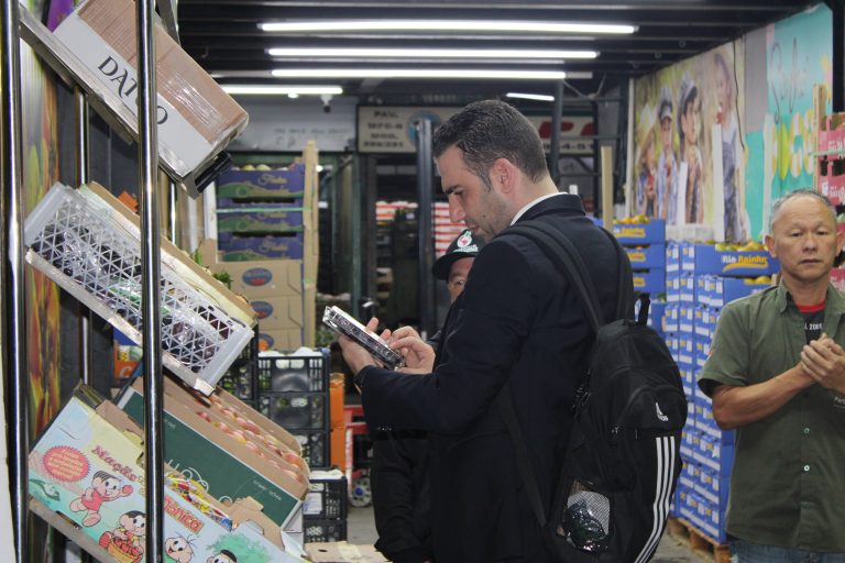 Member of Arab delegation looks at the origin of products sold in São Paulo’s Ceagesp