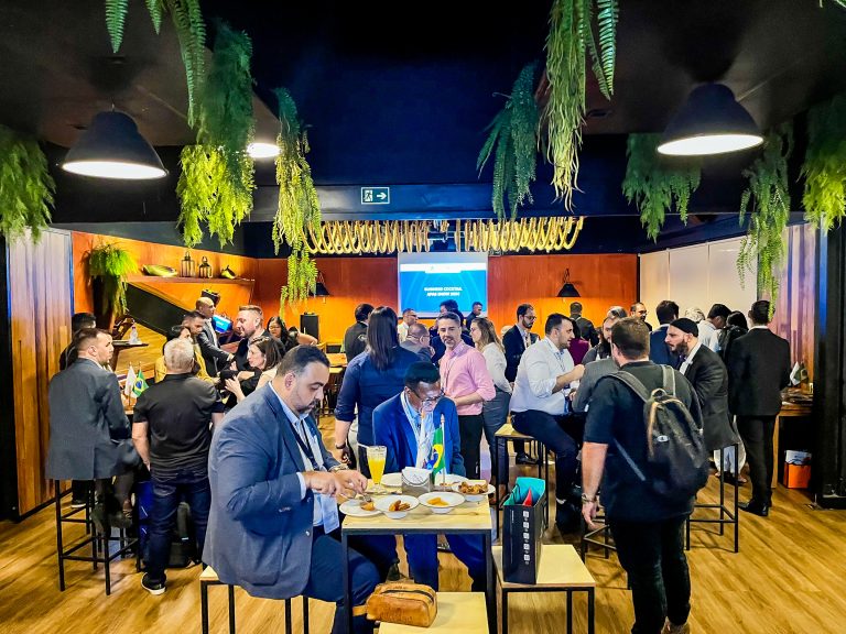 Brasileiros têm networking com empresas árabes Empresários árabes e brasileiros foram recebidos em coquetel na capital paulista