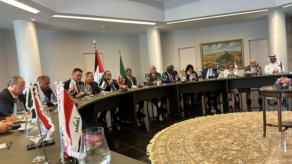 سفراء ودبلوماسيون من الدول العربية قد شاركوا في الاجتماع