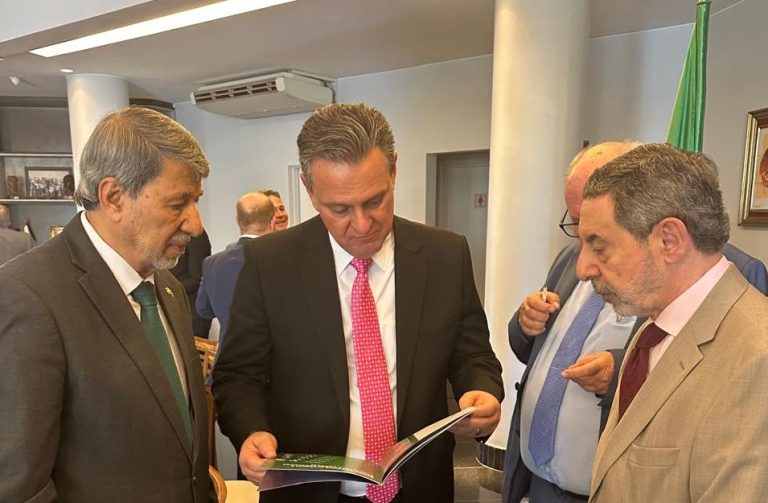 Osmar Chohfi (R) delivered to minister Fávaro (C) a study on the landscape and the potential of the Arab-Brazilian farming relation