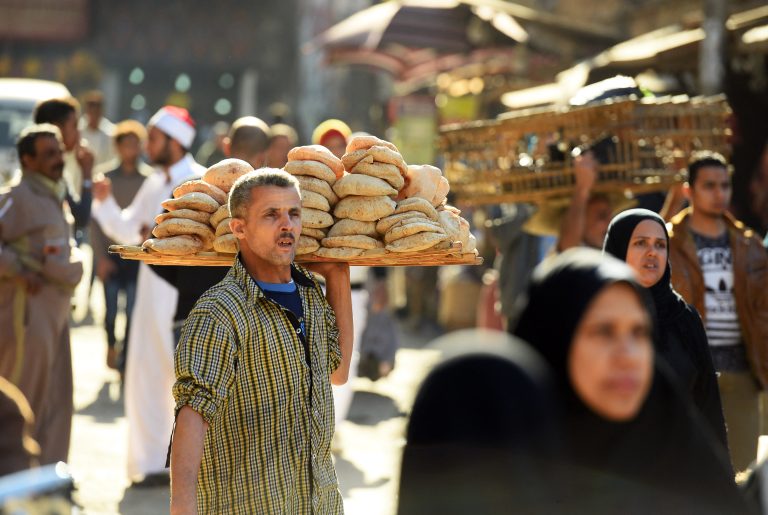 An Egyptian man sells bread outside the al-Azhar mosque in Cairo on December 8, 2017. (Photo by MOHAMED EL-SHAHED / AFP)
