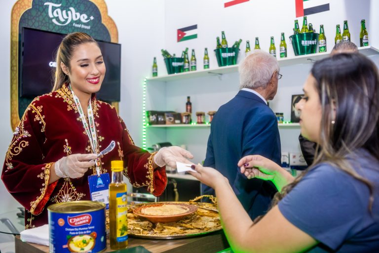 Taybe oferece seus produtos para degustação em estande da Apas Show 2024