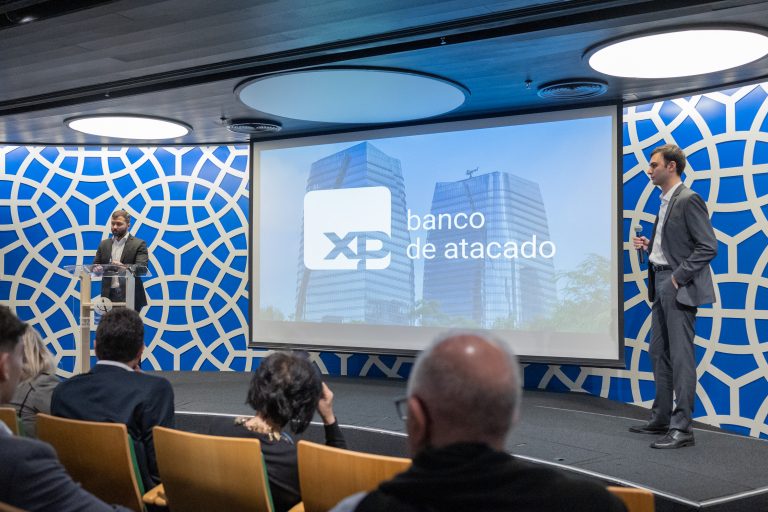 معلوف على يسار الصورة مع بيجاتا: العمليات بالعملة الأجنبية تتم مباشرة بين الريال البرازيلي والدرهم الإماراتي.