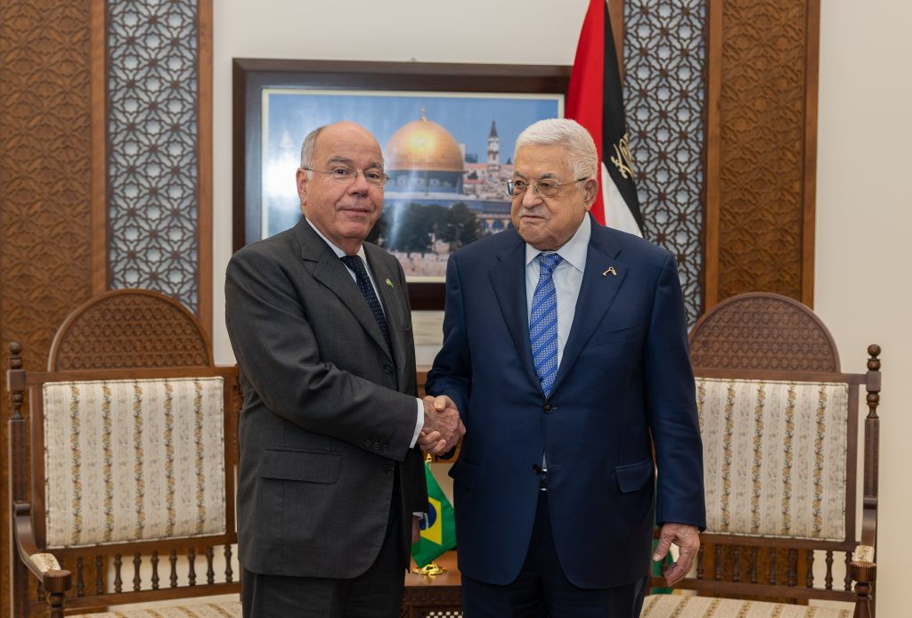 ماورو فييرا على يسار الصورة مع رئيس السلطة الوطنية الفلسطينية محمود عباس: " أي حل طويل الأمد يجب أن يتم في إطار الصيغ المتفق عليها بين الاطراف والتي لم يتم تنفيذها أبداً، كما هو حال حل الدولتين".