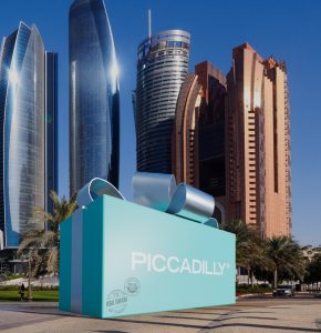 Lugares famosos da capital dos Emirados Árabes foram escolhidos para protagonizar a campanha da Piccadilly