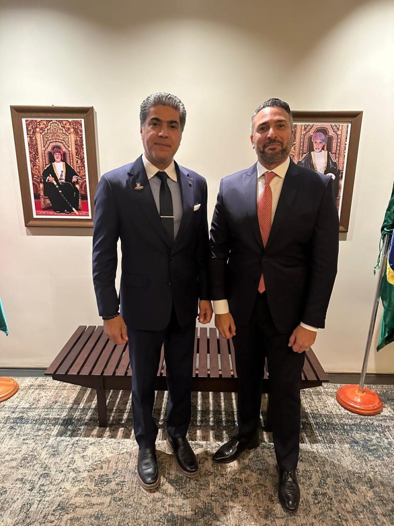 Al Rahbi e Mansour (à dir.): coquetel em Brasília recebeu diversas lideranças e representantes dos países árabes