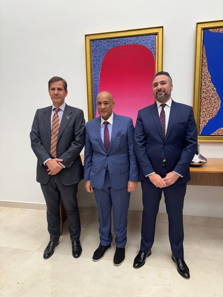 مراد (على يسار الصورة) البديوي (في الوسط) ومنصور: هذا اللقاء هو خطوة أخرى في تعزيز الحوار بين البرازيل ودول مجلس التعاون الخليجي