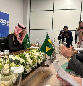 Farhan (à esq.) e Vieira (à dir.): conflito em Gaza e ampliação da parceria econômica foram temas tratados no encontro