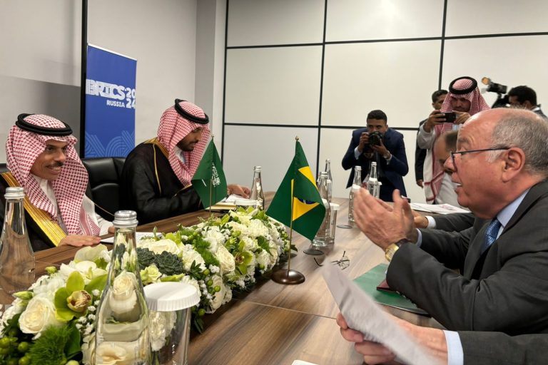 Farhan (à esq.) e Vieira (à dir.): conflito em Gaza e ampliação da parceria econômica foram temas tratados no encontro