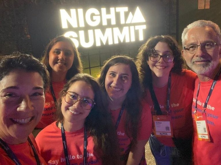 Ursula Aleixo (L) and staff team: Joining talents for Fastdezine’s creations