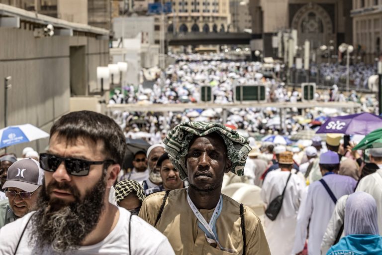 O Hajj atrai sauditas e estrangeiros e deve ser realizado por todo muçulmano com condições físicas e financeiras pelo menos uma vez na vida