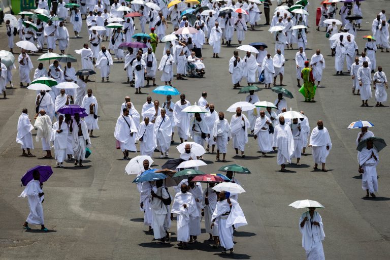 Muslim pilgrims arrive at the Mina tent camp during the annual Hajj pilgrimage near the holy city of Mecca on June 14, 2024. - More than a million Muslim pilgrims started the hajj pilgrimage on June 14, against the grim backdrop of the Gaza war and in exhausting summer heat. (Photo by FADEL SENNA / AFP)