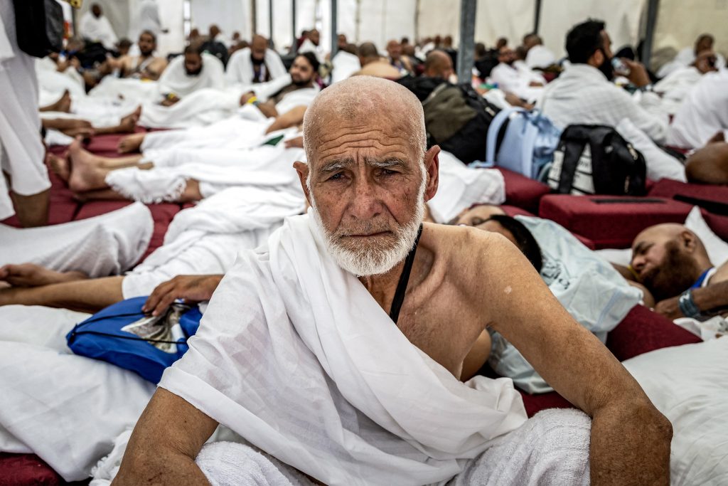 Homem veste roupas brancas: pronto para o Hajj