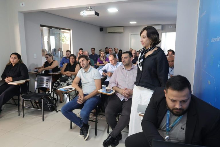 Fernanda Dantas (standing), of the Arab-Brazilian Chamber, spoke to businesspeople from Paraná about the Halal do Brasil project
