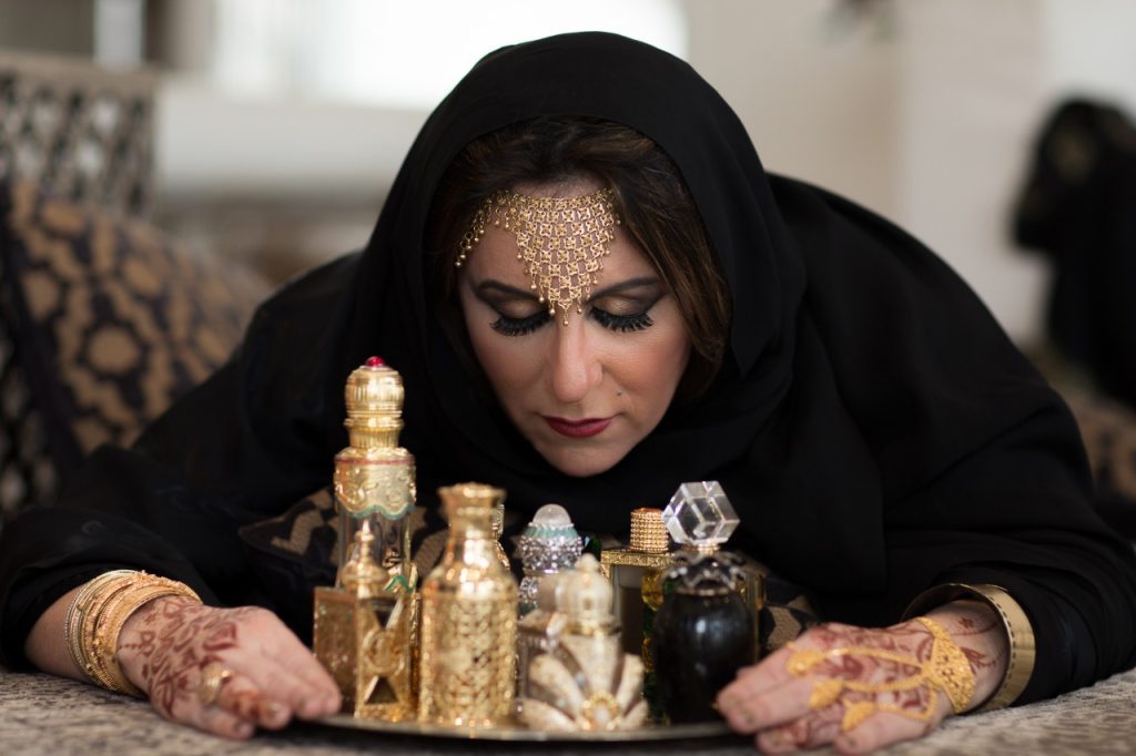 Julia de Biase, há 14 anos no mercado, apresenta seus perfumes árabes: 