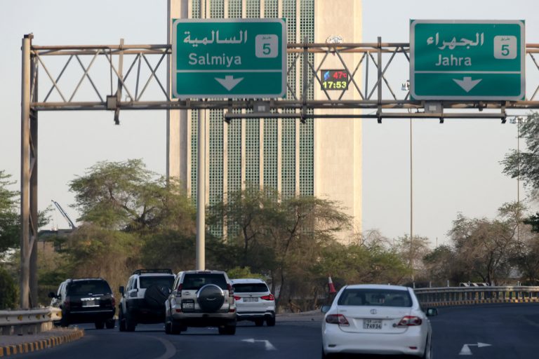Carros passam por rua onde termômetro marca 47 graus Celsius (116 Fahrenheit) na quarta-feira (19)