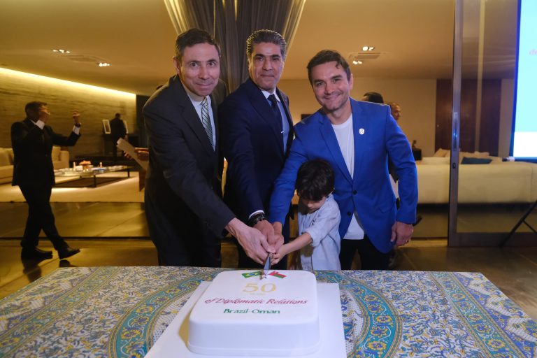 Oman’s ambassador (C) celebrated the diplomatic relations alongside Brazilian officials