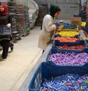 Mulheres trabalham em fábrica na Jordânia: indústria exportou bem no primeiro semestre