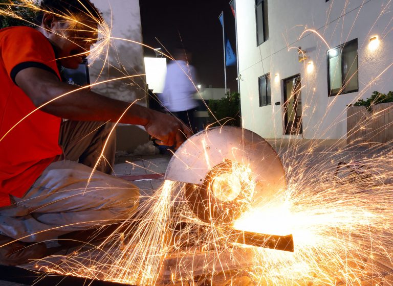 عامل في موقع للعمل في مدينة الكويت: لدى البلاد مشاريع للتوسع الصناعي