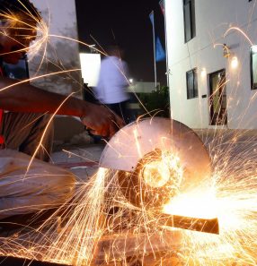 Trabalhador em obra na Cidade do Kuwait: país investe em capacidade produtiva