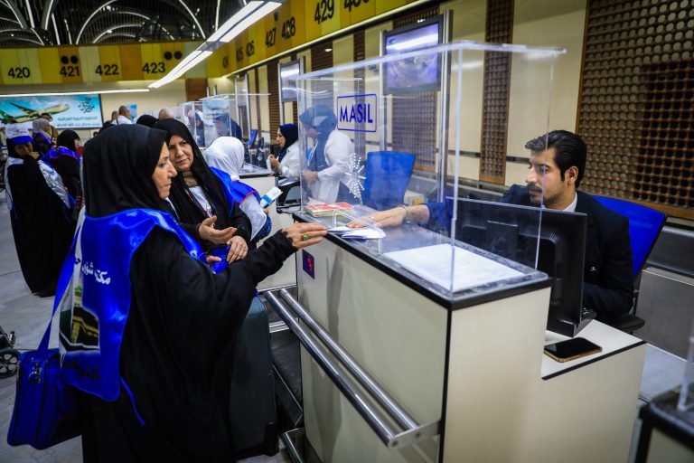 Passageiras prestes a embarcar no Aeroporto de Bagdá, em maio do ano passado