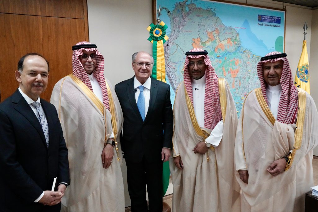 Alckmin (centro) recebeu delegação saudita, liderada por Alkhorayef, (2º da dir. para a esq.)