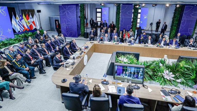  عُقِدَتْ الجلسة العامة لمؤتمر قمة رؤساء الدول الأعضاء في السوق المشتركة لبلدان المخروط الجنوبي (ميركوسور) والدول المنتسبة إليها في ميناء أسونسيون القديم في جمهورية الباراغواي.