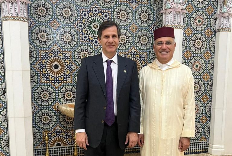 Moroccan embassy in Brazil honors National Day Mourad (L) of the Arab-Brazilian Chamber and Ambassador Adghoghi (R): Moroccan celebration