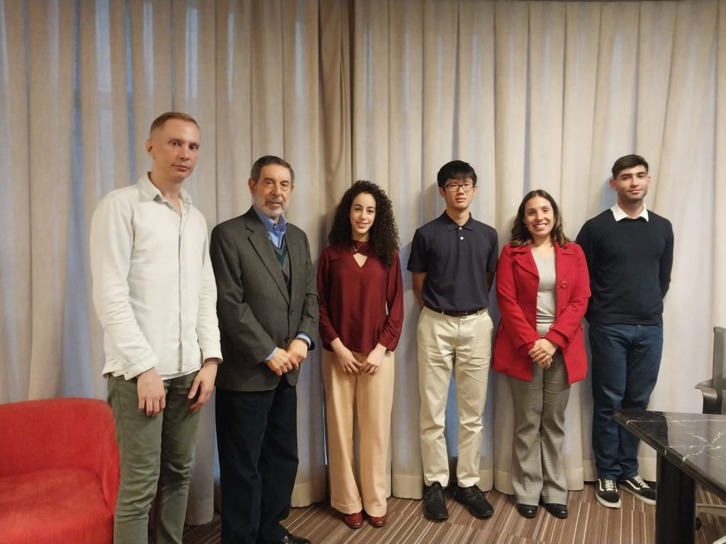 Com equipe da Câmara Árabe, Chohi (2º da esq. para a dir.) falou a estudantes (3ª e 4º da esq. para a dir.) do Ensino Médio