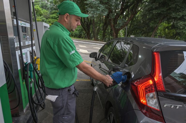 Posto no Brasil: etanol é usado para mistura à gasolina e como combustível individualmente
