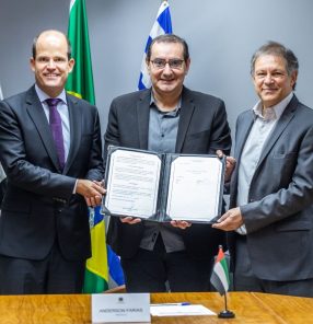 Rodrigo Torres, do Edge Group (à esq.), Anderson Farias, prefeito de São José dos Campos, e Rogério Salvador, da SIATT: educação pode se beneficiar do memorando de entendimentos