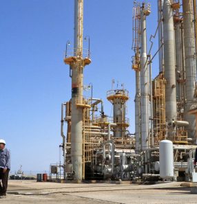 Unidade de produção de petróleo na Líbia
