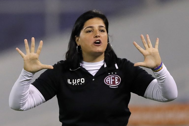 قامت ليندساي كاميلا بتدريب نادي فيروفياريا في ساو باولو، كما عملت مع الفرق البرازيلية تحت 15 وتحت 17 عاماً، كما كانت لاعبة كرة قدم.