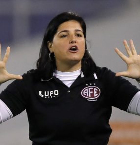 Lindsay Camila já treinou a Ferroviária, de São Paulo, atuou nas seleções brasileiras sub-15 e sub-17 e também foi jogadora de futebol