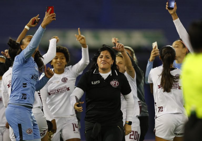 Dos gramados do Brasil para a Arábia Saudita Linday Camila: após passagens pelo futebol internacional e do Brasil, técnica tem oportunidade de treinar equipe saudita