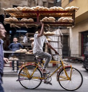 Entregador transporta pães nas ruas do Cairo, capital do Egito: governo elevou preço do produto e também organizou leilão para compra de trigo