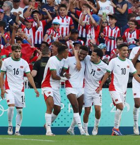Atletas marroquinos de futebol celebram um dos seis gols contra o Egito: primeira medalha do país em esportes coletivos em Olimpíadas