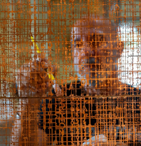 O artista Hilal Sami Hilal durante processo criativo para a exposição. Cobre é um dos materiais utilizados na elaboração das instalações