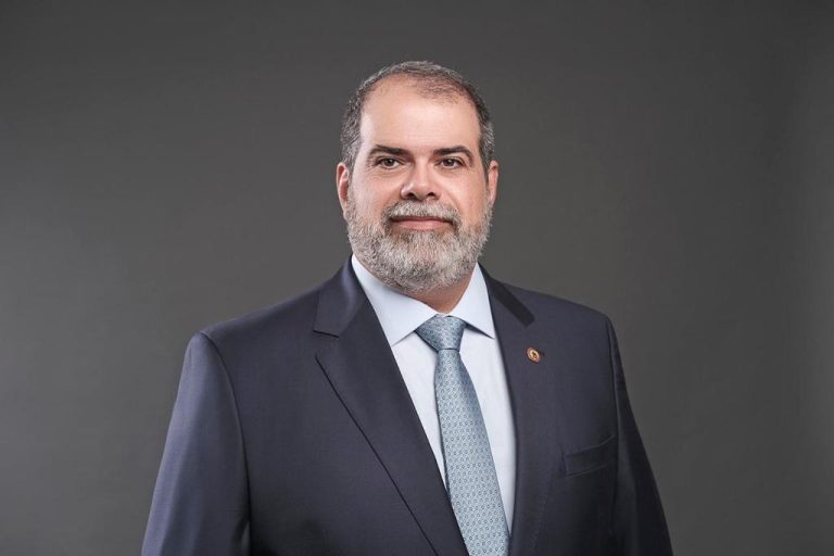 جوليانو دو فالي رئيس المجلس الاتحادي البرازيلي لطب الأسنان يؤكد أن أطباء الأسنان البرازيليين من ضمن أفضل الأطباء في العالم.