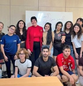 Shatha Jarrar (de vermelho, em pé): oportunidade de ensinar o árabe e proporcionar troca cultural