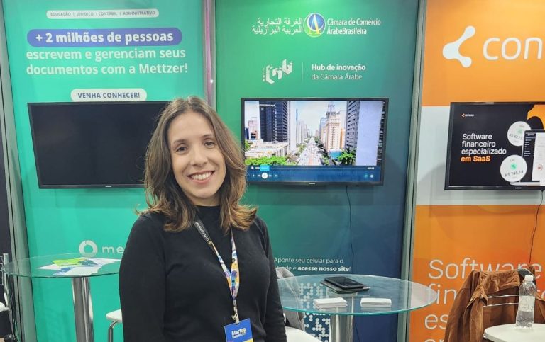 Institutional relations analyst Elaine Prates represents the Arab-Brazilian Chamber at the Startup Summit 2024